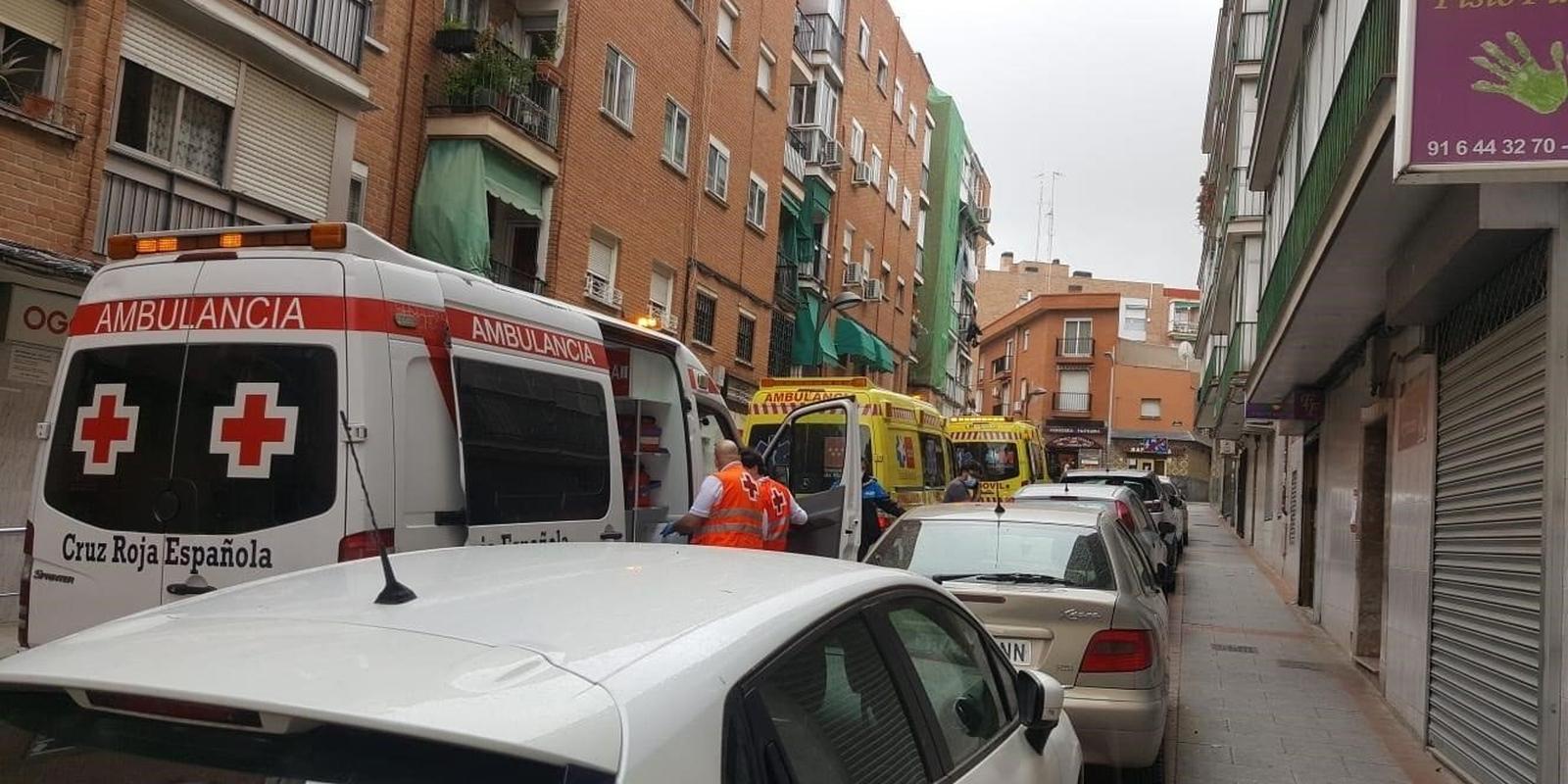 Tres intoxicados leves en el incendio de una vivienda en Alcorcón