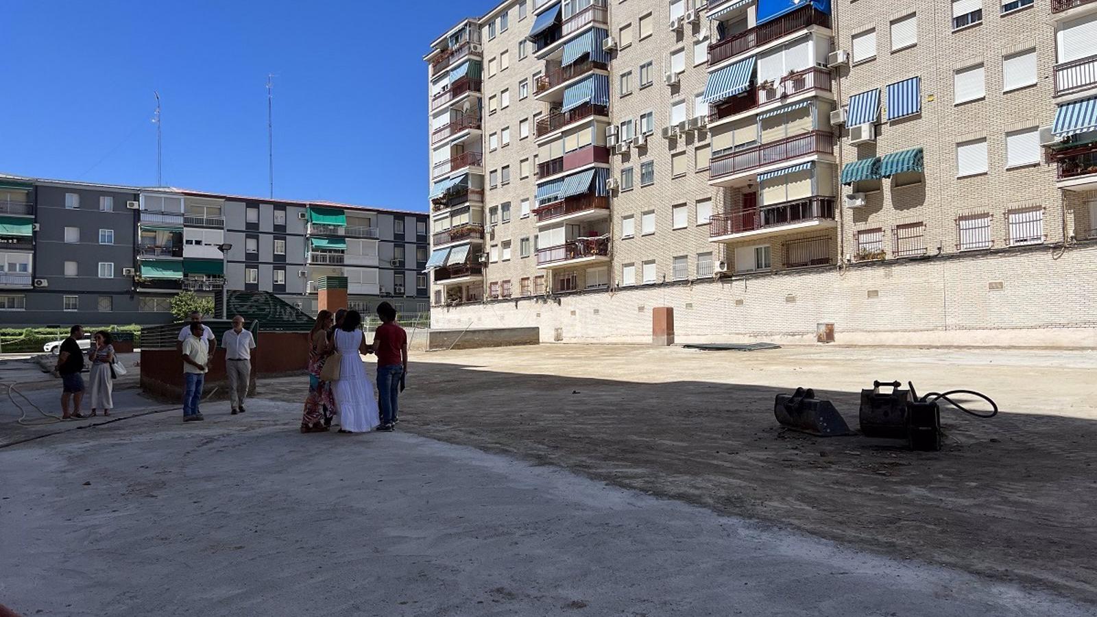 Las obras de impermeabilización y reforma de una plaza y aparcamiento