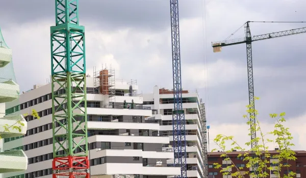 la-comunidad-aprobara-una-nueva-ley-para-construir-mas-vivienda-publica-y-asequible