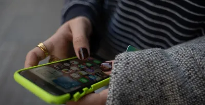 67-8-menores-10-15-anos-dispone-telefono-movil-ninas