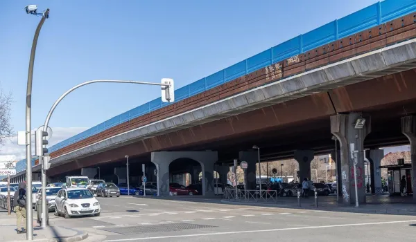 av-jardin-vertical-scalextric-equipamiento-puente