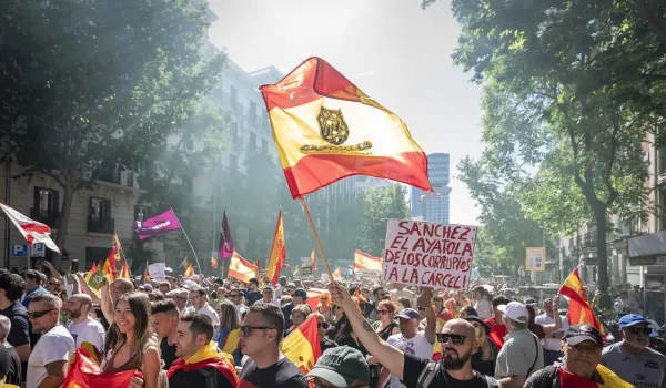 amp-miles-personas-piden-dimision-sanchez-marcha-apoyada-vox