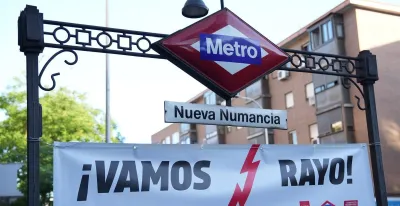 lonas-desplegadas-metro-vallecas-apoyo-rayo-objeto-deseo