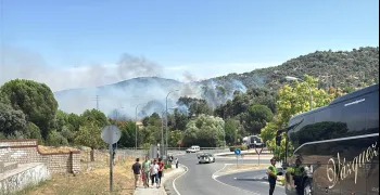 coche-arde-m-501-provoca-incendio-forestal-san-martin