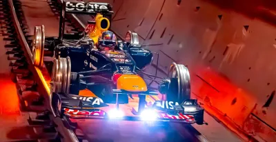 un-formula-1-de-red-bull-circula-por-las-vias-de-metro