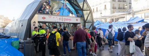 puerta-sol-amanece-tiendas-campana-cumple-mes-acampada-vivienda
