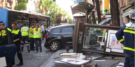 Un vehículo colisiona contra un puesto de la ONCE en el Paseo de Extremadura