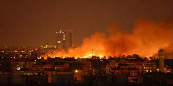 Extinguido el incendio de Las Mimbreras aunque los bomberos seguirán refrescando la zona