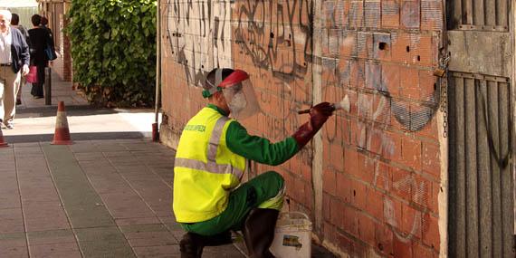 Sorprendidos 'in fraganti' dos jóvenes grafiteros en Galapagar