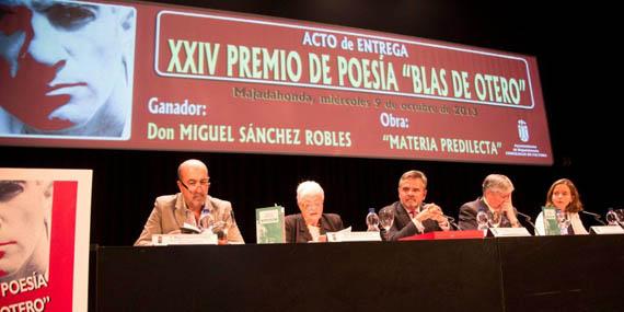 Miguel Sánchez Robles recibe el premio de poesía ‘Blas de Otero’ de Majadahonda