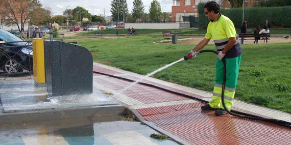 El Ayuntamiento de Parla pone en marcha un plan de limpieza intensiva en las calles del municipio