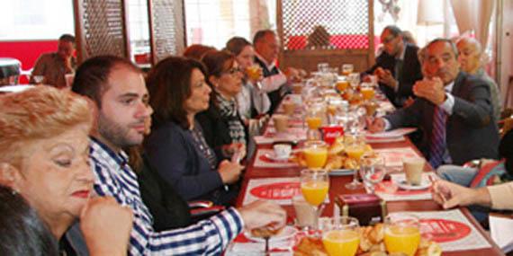 Los vecinos de Sevilla la Nueva se reúnen con el alcalde en un restaurante del casco urbano