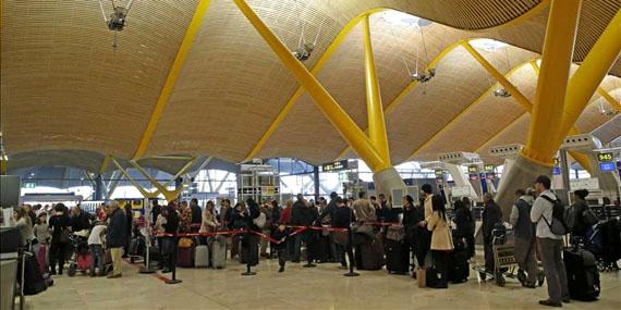 Barajas facturará 697.535 plazas de vuelo durante el puente de Reyes