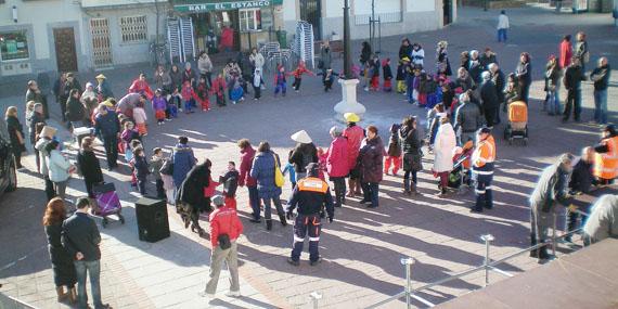 Los niños de Sevilla la Nueva trasladan su Carnaval a la plaza de España