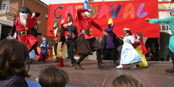 Los sevillanovenses celebraron el carnaval con pasacalles, concurso de baile y premios