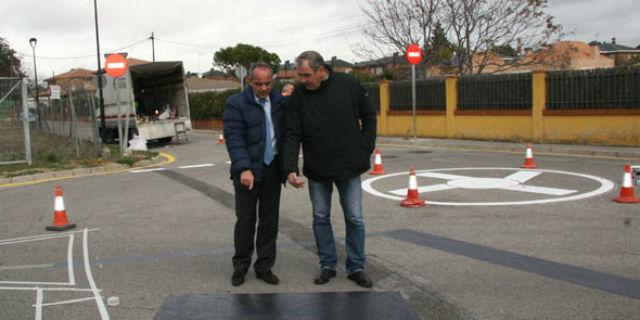 El Ayuntamiento de Sevilla la Nueva realiza trabajos de señalización en Los Manantiales