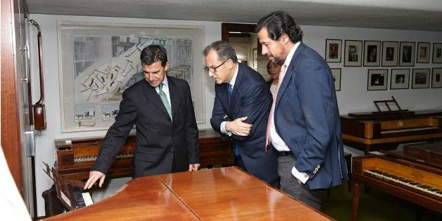 El consejero de Economía visita la sede de la empresa de pianos Hazen en Las Rozas 