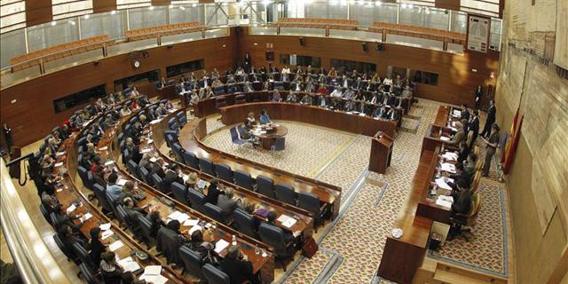 La carrera del 'destape' en la Asamblea de Madrid