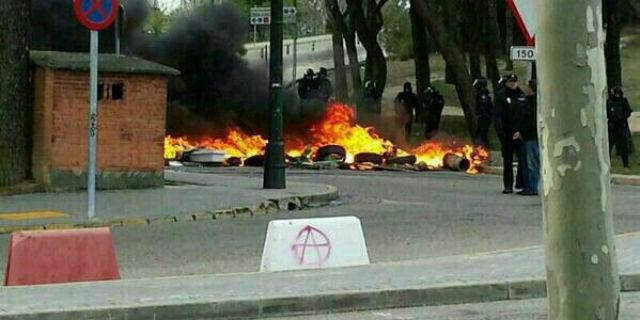 Barricadas y quema de contenedores en las universidades Autónoma y Complutense