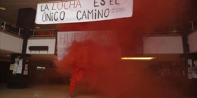 El arsenal de los 'estudiantes' radicales: petardos, botes de humo, palos y piedras