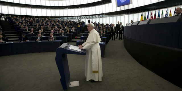 El Papa Francisco ensalza la dignidad humana por encima de los intereses económicos en Estrasburgo