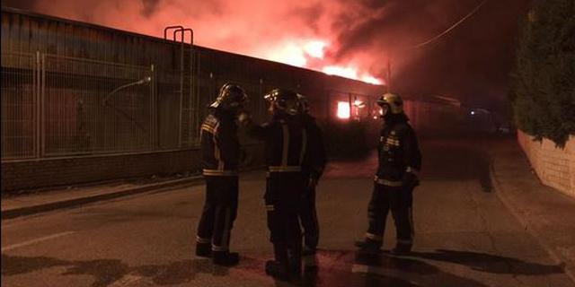 Los bomberos trabajan más de 12 horas para apagar un incendio en una nave de San Fernando