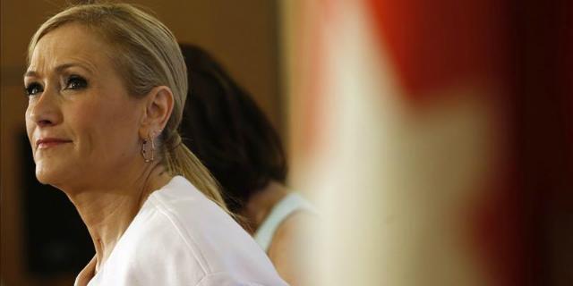 Cifuentes: Si alguien debería plantearse cambiar de candidato es el PSOE