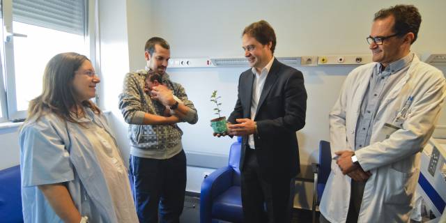 El Hospital de Torrejón regala un árbol a los recién nacidos