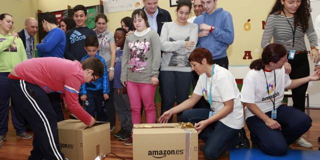 Amazon realiza una donación de Kindles al colegio Pablo Picasso de Alcalá