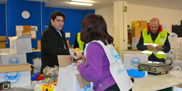 David Pérez visita los almacenes que Banco de Alimentos tiene en Alcorcón