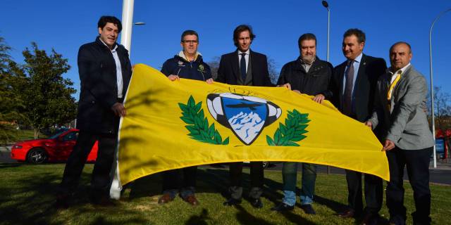 Alcorcón iza la bandera en homenaje a la ADA