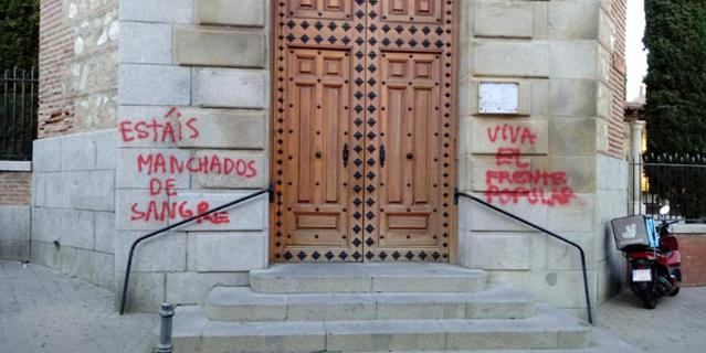 La parroquia de San Miguel Arcángel de Fuencarral amanece con pintadas ofensivas en la fachada