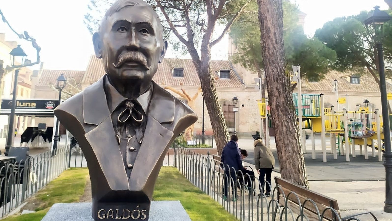 Sevilla la Nueva homenajea a Pérez Galdós con una escultura en memoria del escritor