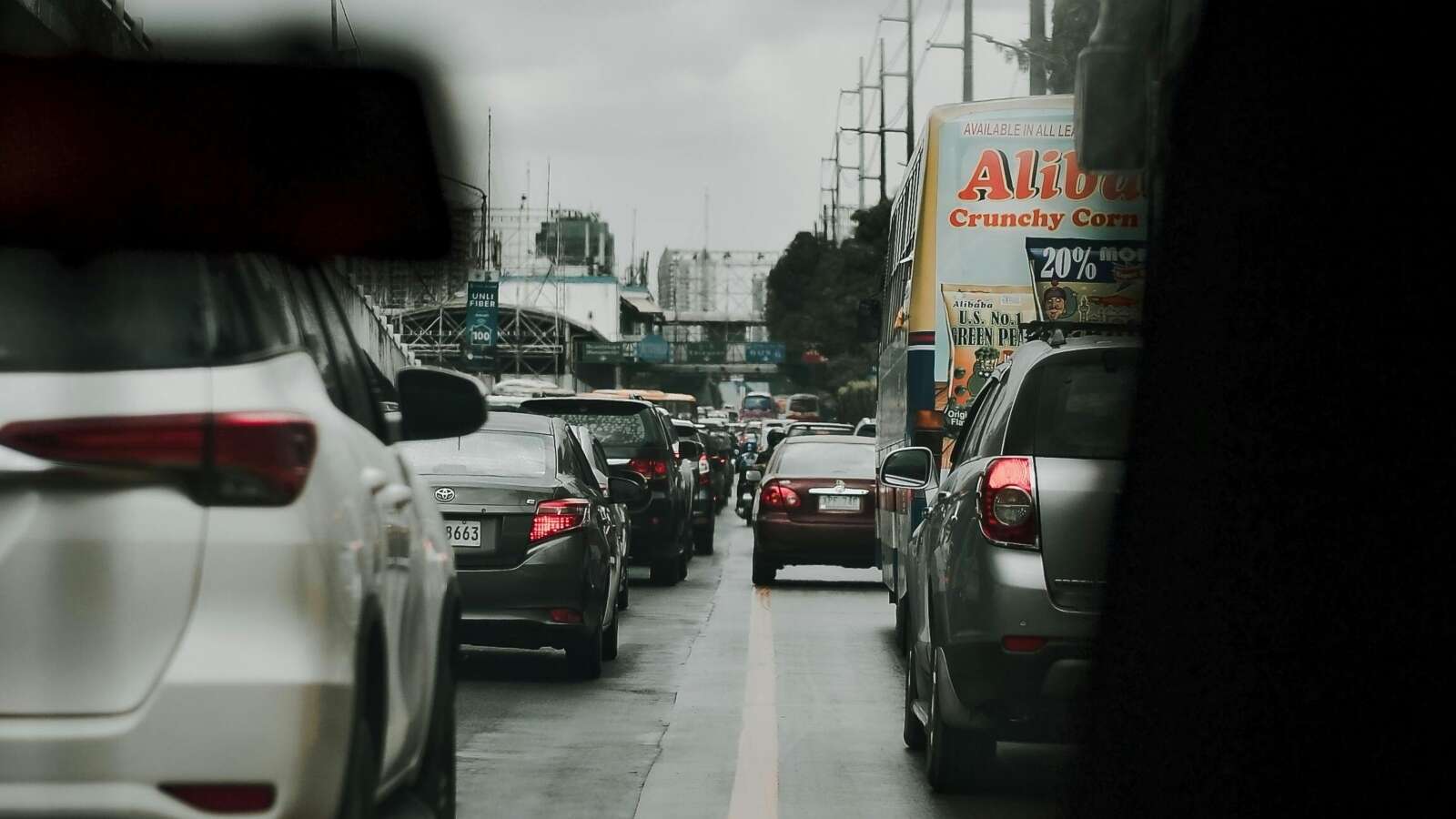 Comparando el impacto ambiental de los coches tradicionales y los eléctricos