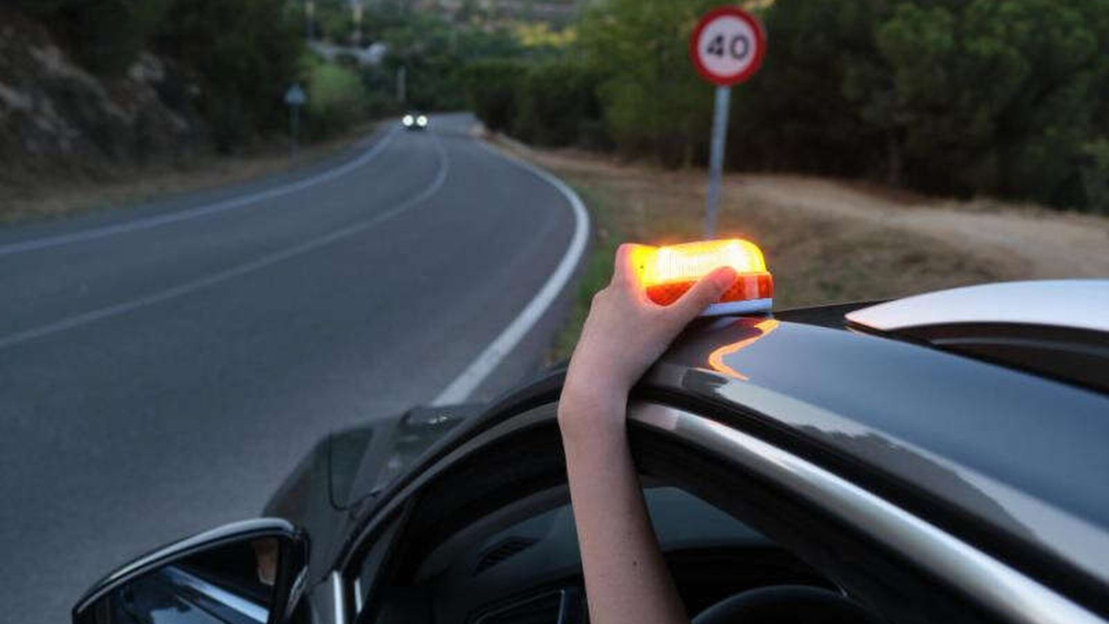 Balizas V16: El accesorio imprescindible para la seguridad vial en carretera