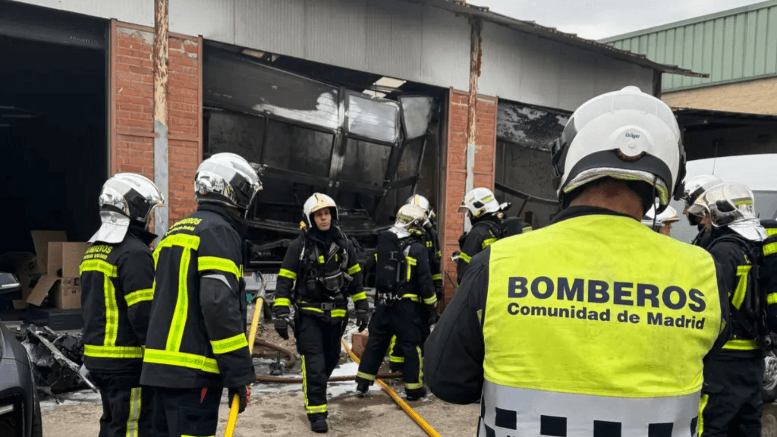 Un incendio en un taller de Paracuellos del Jarama calcina tres vehículos sin causar heridos