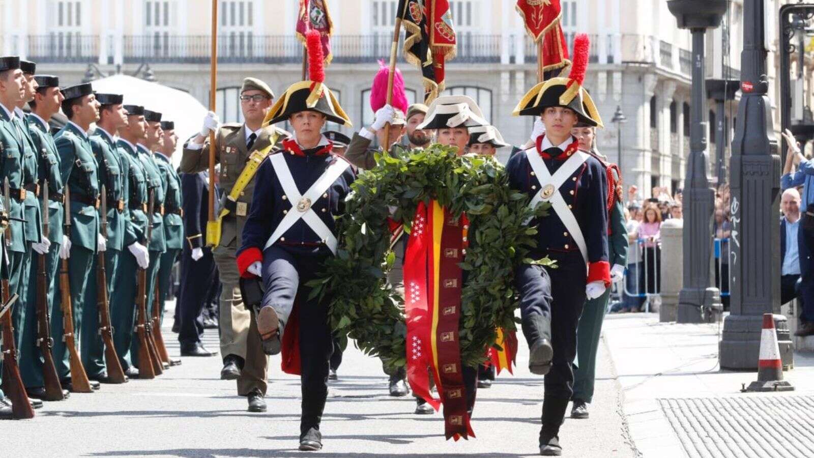 Díaz Ayuso denuncia que el Gobierno de Sánchez prohibirá la parada militar del Dos de Mayo en Madrid