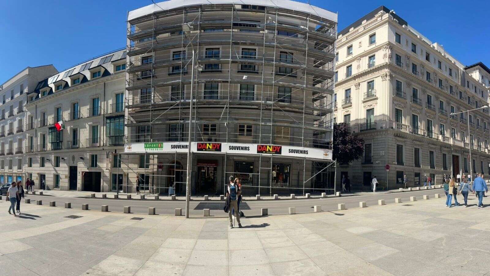 Almeida acusa a Vox de mentir sobre la retirada de la lona contra Sánchez