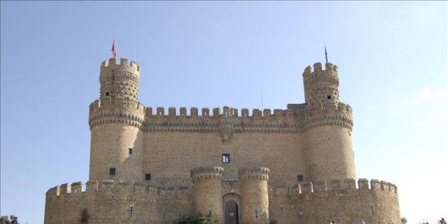 El castillo de Manzanares acerca la esgrima antigua a niños y adultos