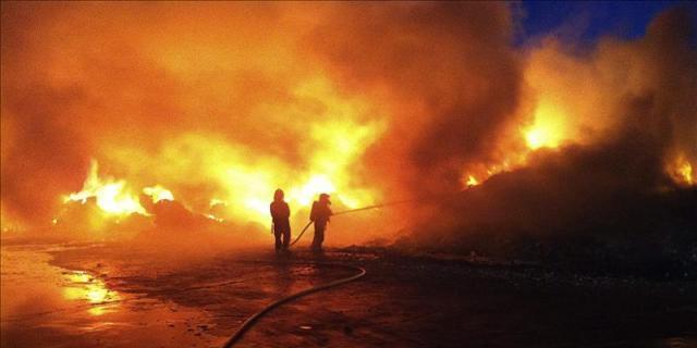 Un incendio en una nave de reciclaje de Arganda destruye 1.800 toneladas de material