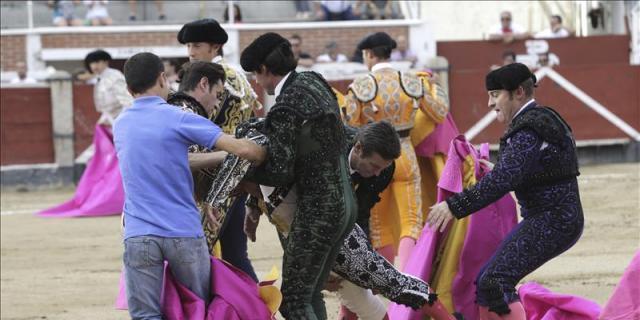 El Cordobés, cogido por su primer toro en San Sebastián de los Reyes