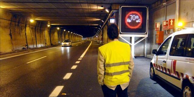 Muere un camionero en el acto al chocar contra una señal en la salida del túnel de Guadarrama