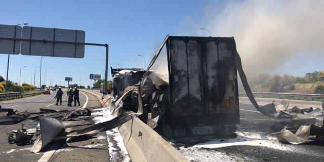 Cortada la A-1 en ambos sentidos por el choque entre un camión y un turismo