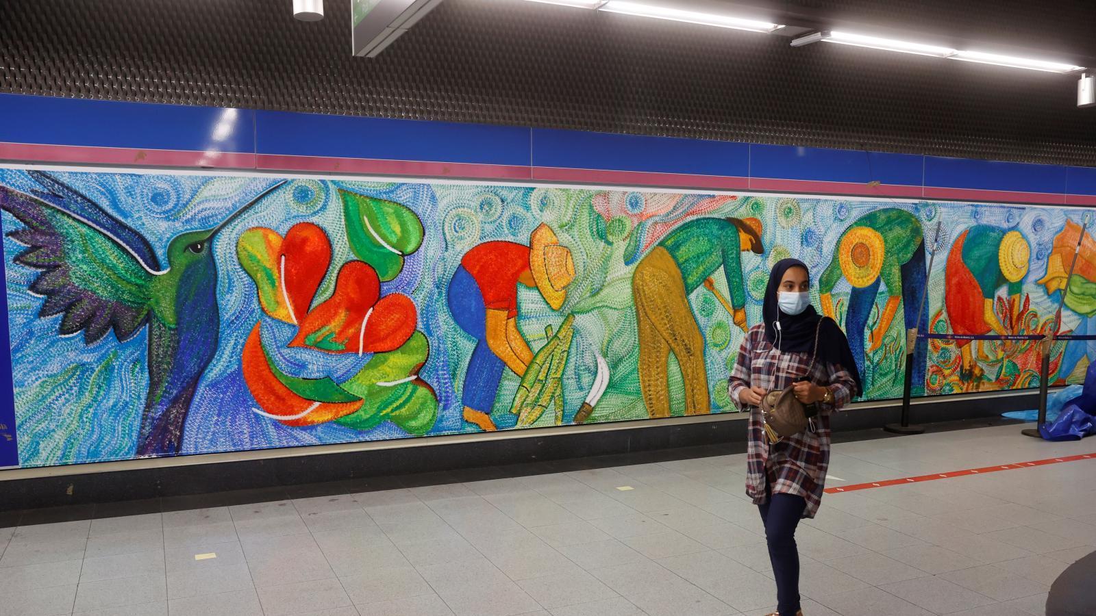 El realismo mágico de Colombia invade el Metro de Madrid en la Feria del Libro