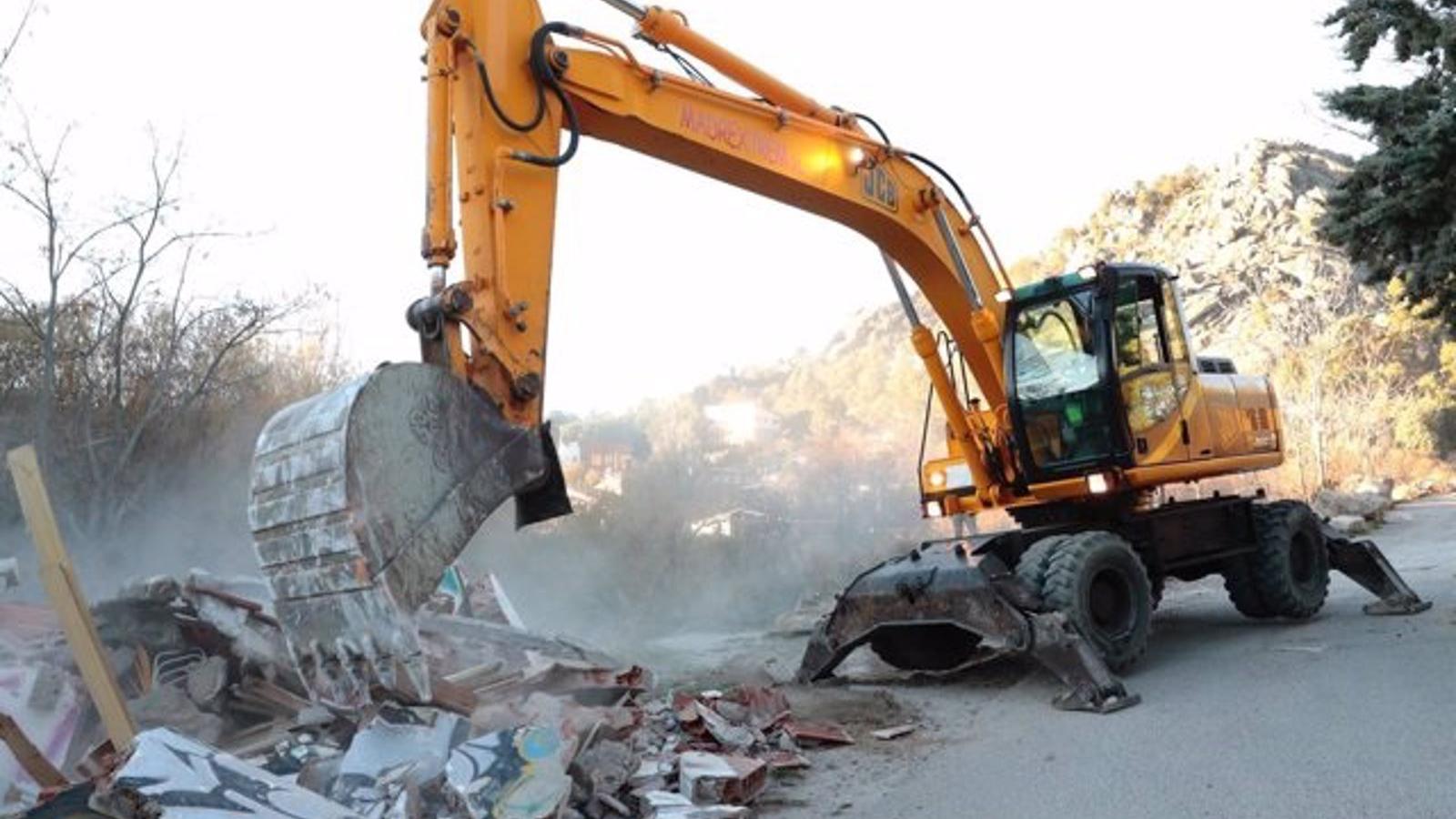 Derribado otro quiosco ilegal de La Pedriza, donde quedan seis pendientes de demolición