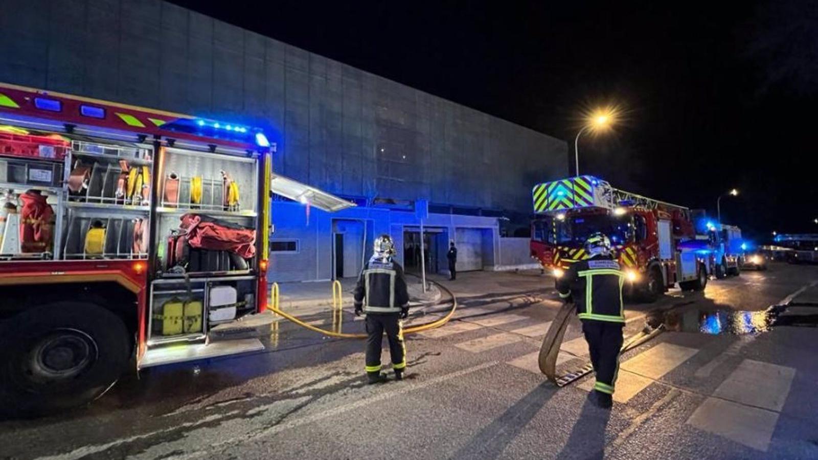 Un incendio en una nave industrial de 5.000 metros cuadrados provoca una gran humareda en Alcobendas