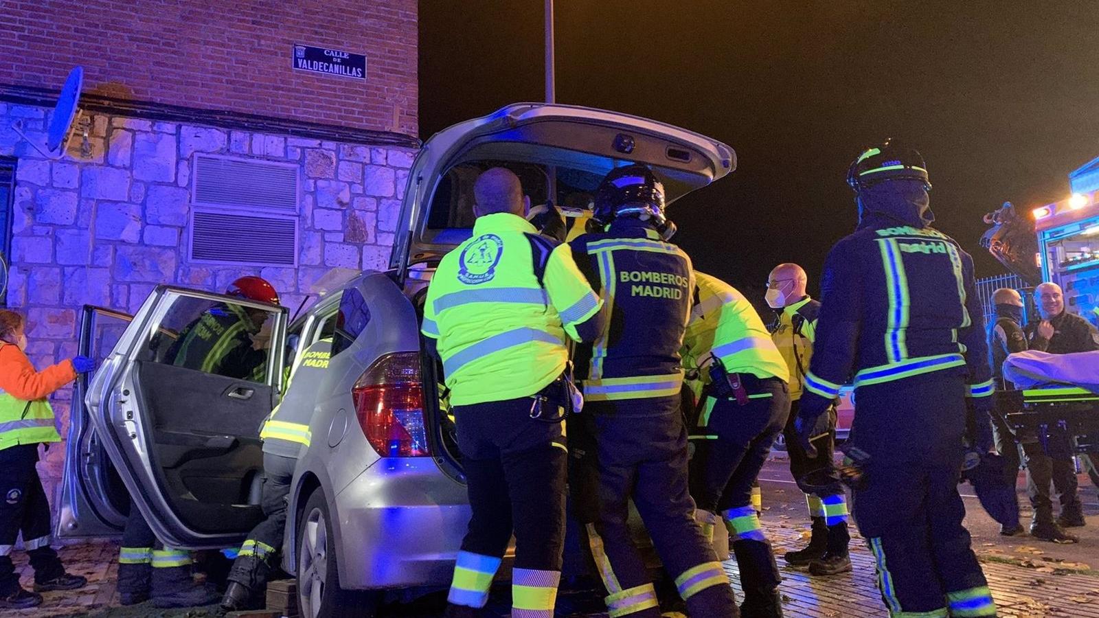 Grave un hombre de 45 años tras chocar con su coche contra la fachada de un edificio en San Blas