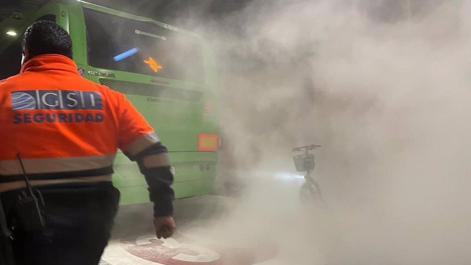 Simulacro en Plaza Castilla: Un autobús sumergido en humo, bomberos y un puesto de atención sanitaria