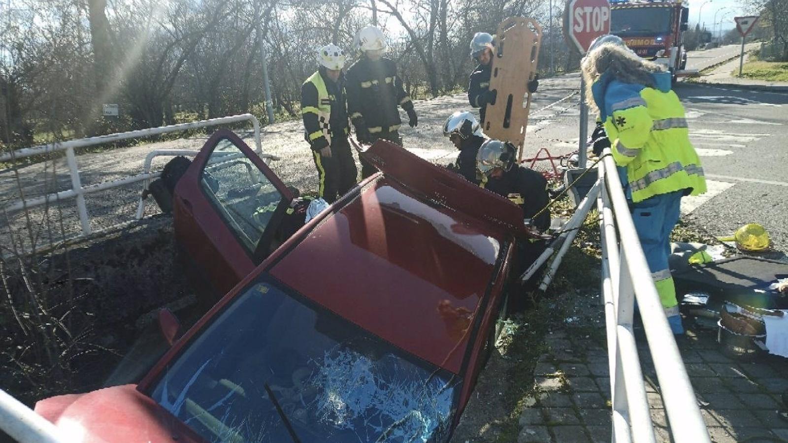 Rescatan en Soto del Real a un conductor de 87 años tras quedar atrapado en un hueco entre dos carreteras