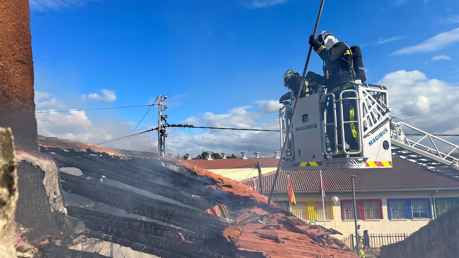  Arde sin heridos una vivienda unifamiliar en Navalagamella